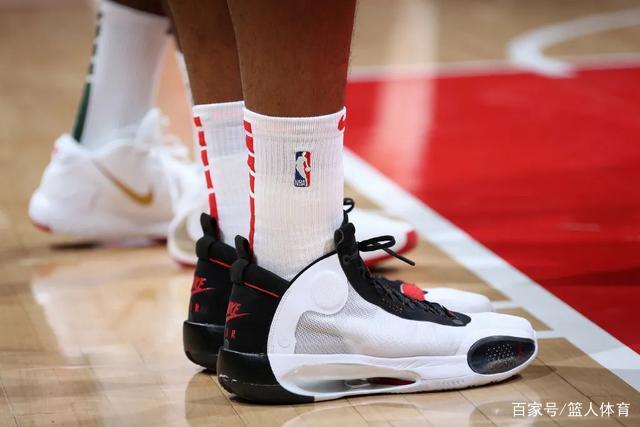 周琦5投2中仅得10分 罚球三不沾登上微博热搜